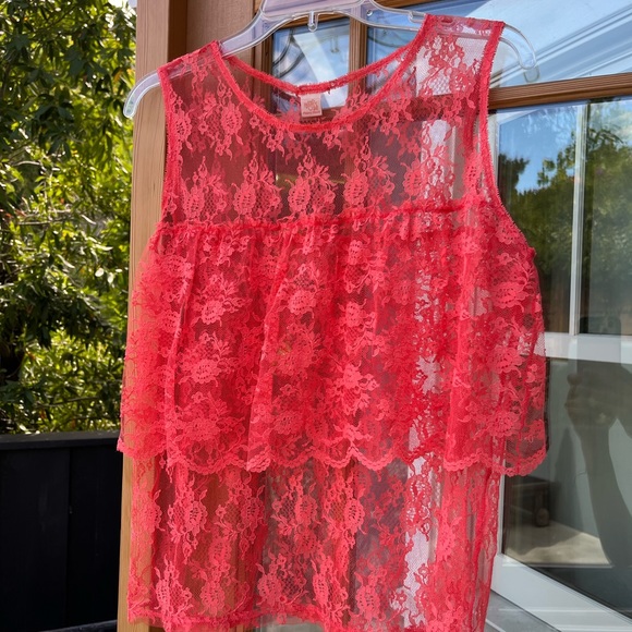 🌺 Fun and pretty all lace top - Picture 1 of 9